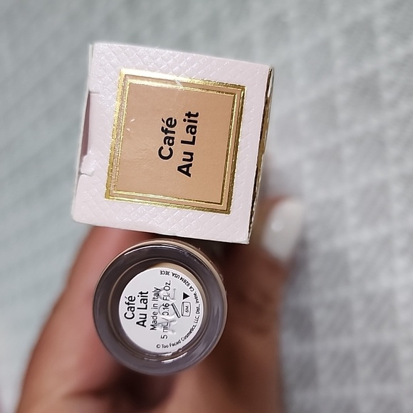 Too Faced Born This Way Ethereal Light Illuminating Smoothing Concealer - Picture 2 of 5